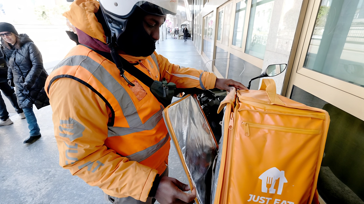 Il Codice della strada spiegato in italiano e inglese nel corso di tre ore al comando dei vigili. L’ad di Just Eat: "Qui il 14 marzo 2021 lanciammo il modello con i corrieri dipendenti".