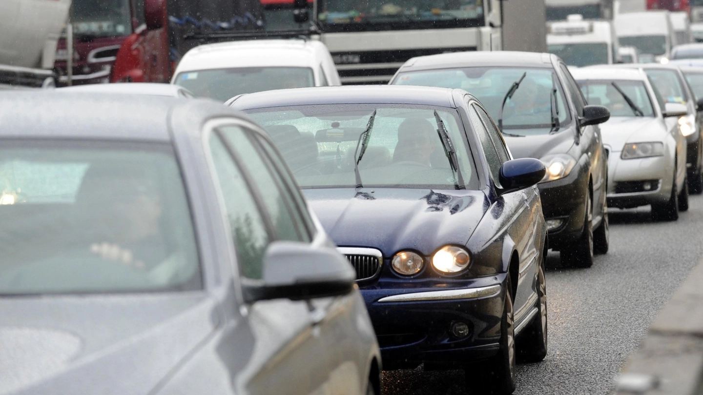 Automobili in coda lungo l'autostrada 