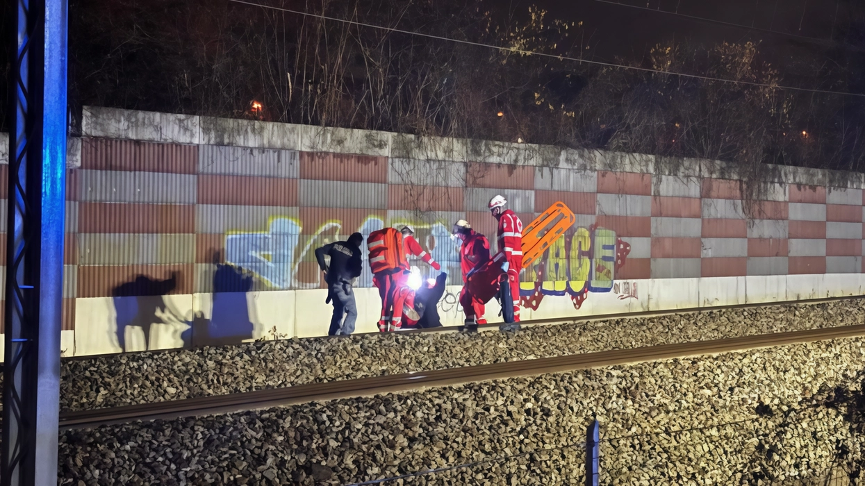 Il buio, la pioggia, forse le cuffiette nelle orecchie. Dario probabilmente non ha visto né sentito il treno arrivare...