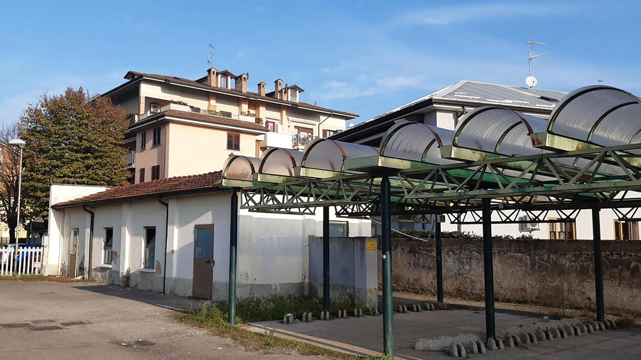 L’area del deposito coperto delle biciclette sarà demolita. Per venire incontro alle esigenze dei ciclisti quattro rastrelliere saranno installate in piazza XXV Aprile