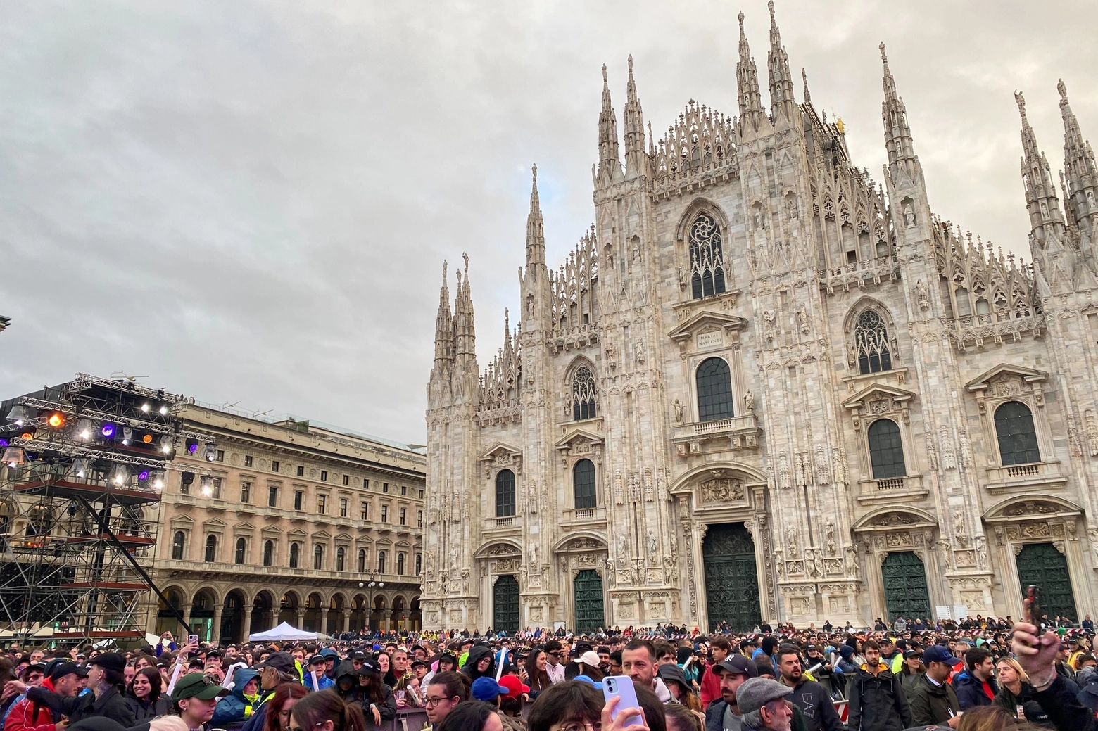 Piazza Duomo piena di spettatori nonostante il maltempo (foto Mariani)