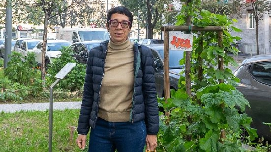 Anna Lacangellera madre di Luca Marengoni in via Strambio accanto a uno degli alberi già piantati in onore del figlio