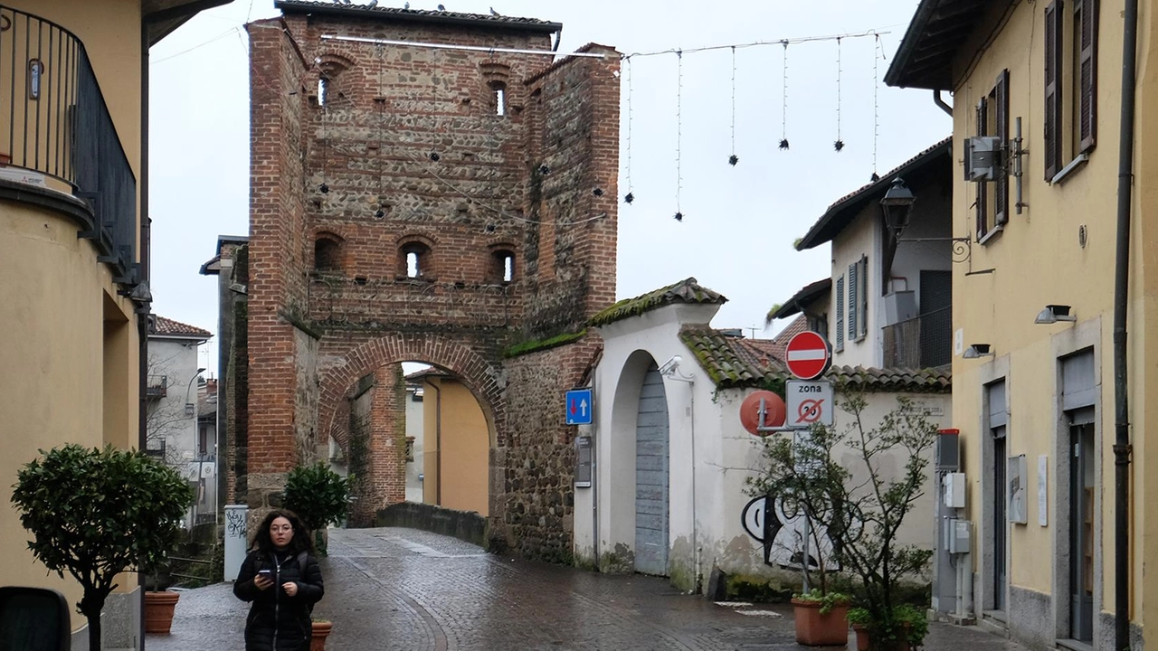 La Soprintendenza ha negato il recupero dei dipinti ottocenteschi ormai cancellati dal tempo. Ma grazie a un certosino lavoro di video mapping ora le opere originali potranno tornare alla luce.