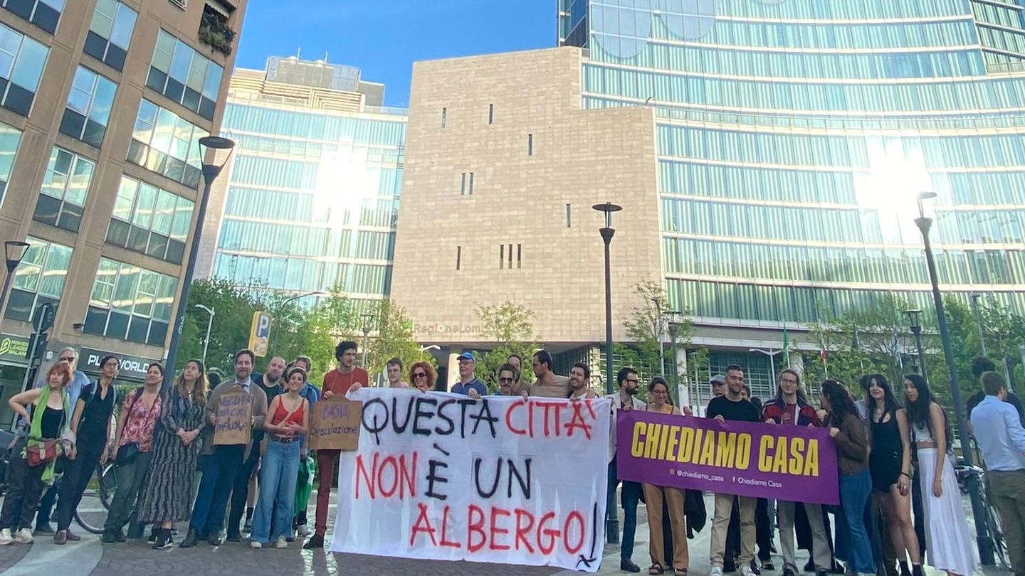 La protesta davanti alla sede Airbnb in via Sassetti