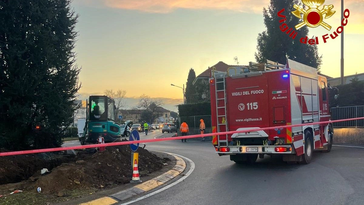 L'arrivo dei vigili del fuoco questo pomeriggio in via Verdi