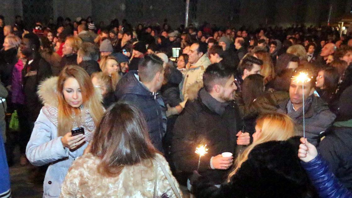 Festeggiamenti sul lungolago. Il vetro è messo al bando