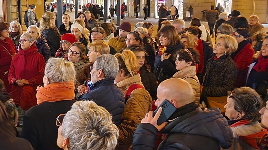 Sit in silenzioso delle pacifiste contro l’assuefazione alle guerre