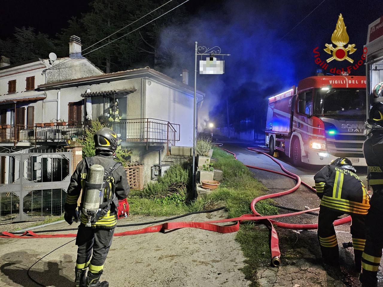 Montù Beccaria, palazzo in fiamme: quattro persone in ospedale