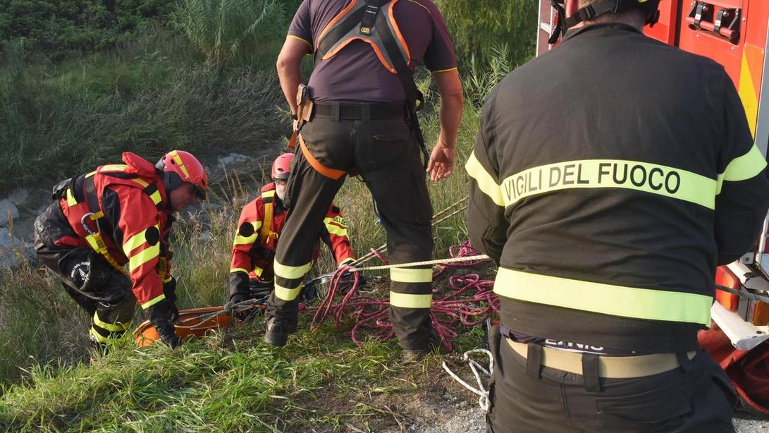 La tragica scoperta ieri verso le 10. Il corpo sul fondo di una gola stretta, difficile da raggiungere. Lo straniero non era noto alle forze dell’ordine. Sul posto carabinieri, pompieri e Soccorso Alpino.