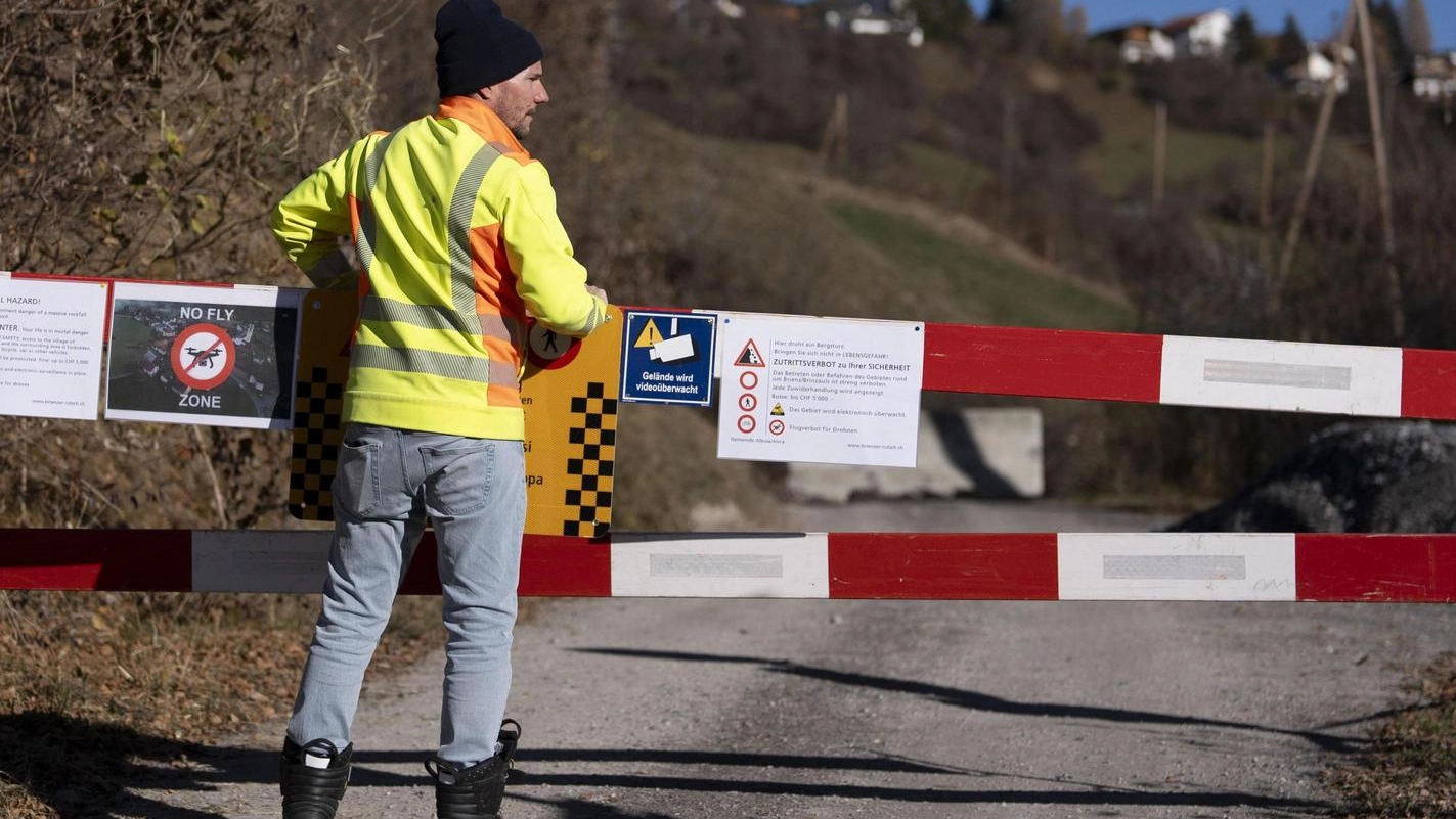 La frana minaccia le case. Sfollati tutti i 91 abitanti. Brienz, il paese fantasma