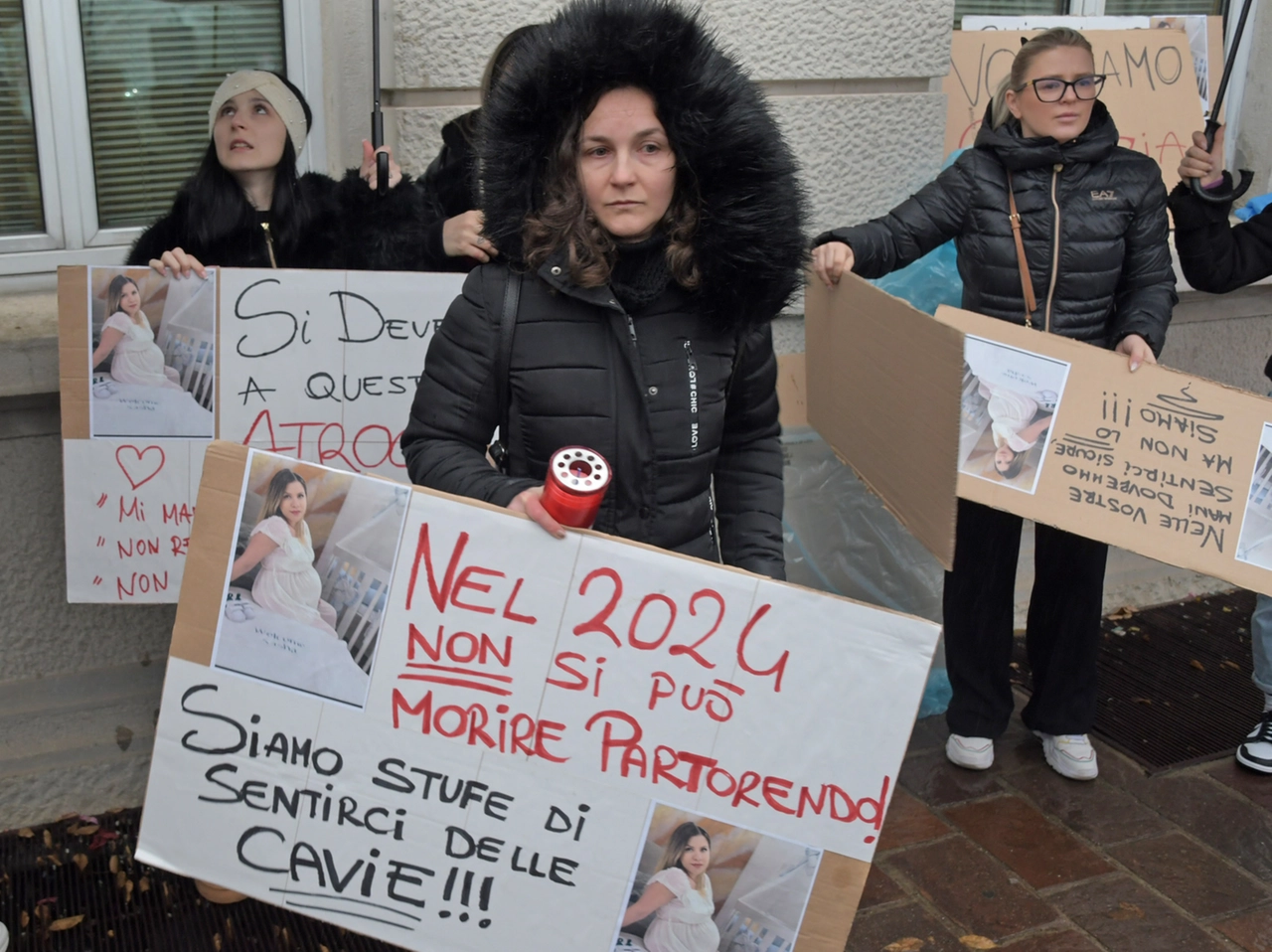 Presidio di amici e paranti di Andreea davanti al Policlinico San Matteo di Pavia