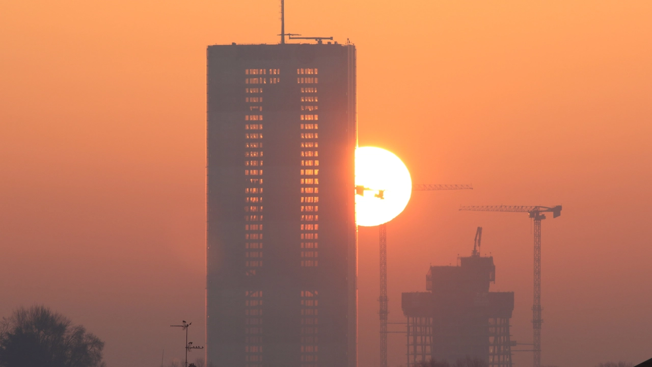 La città tra cantieri bloccati, crollo delle pratiche edilizie ed emergenza abitativa