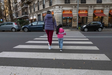 Investe una bimba in carrozzina e scappa: il pirata della strada è un dirigente del Comune di Milano