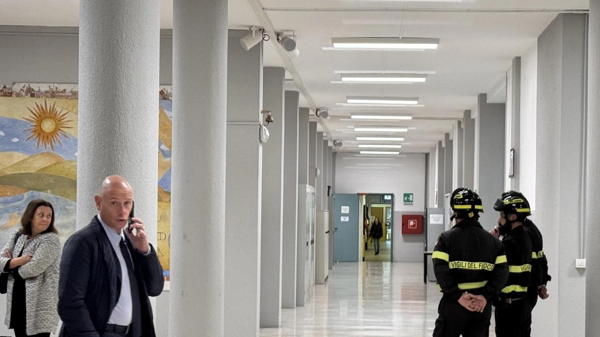 I vigili del fuoco all’interno del plesso che ospita trecento ragazzi