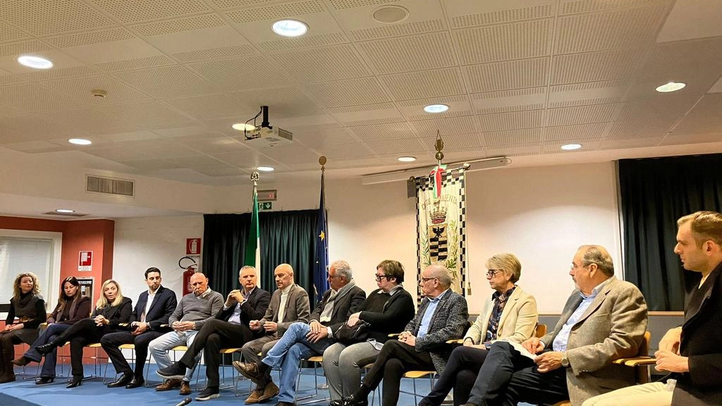 La riunione nella sala consiliare di Magenta. All’esito della riunione Luca del Gobbo ha sottolineato: «Porteremo al prefetto i problemi che abbiamo riscontrato e che non possiamo risolvere da soli»