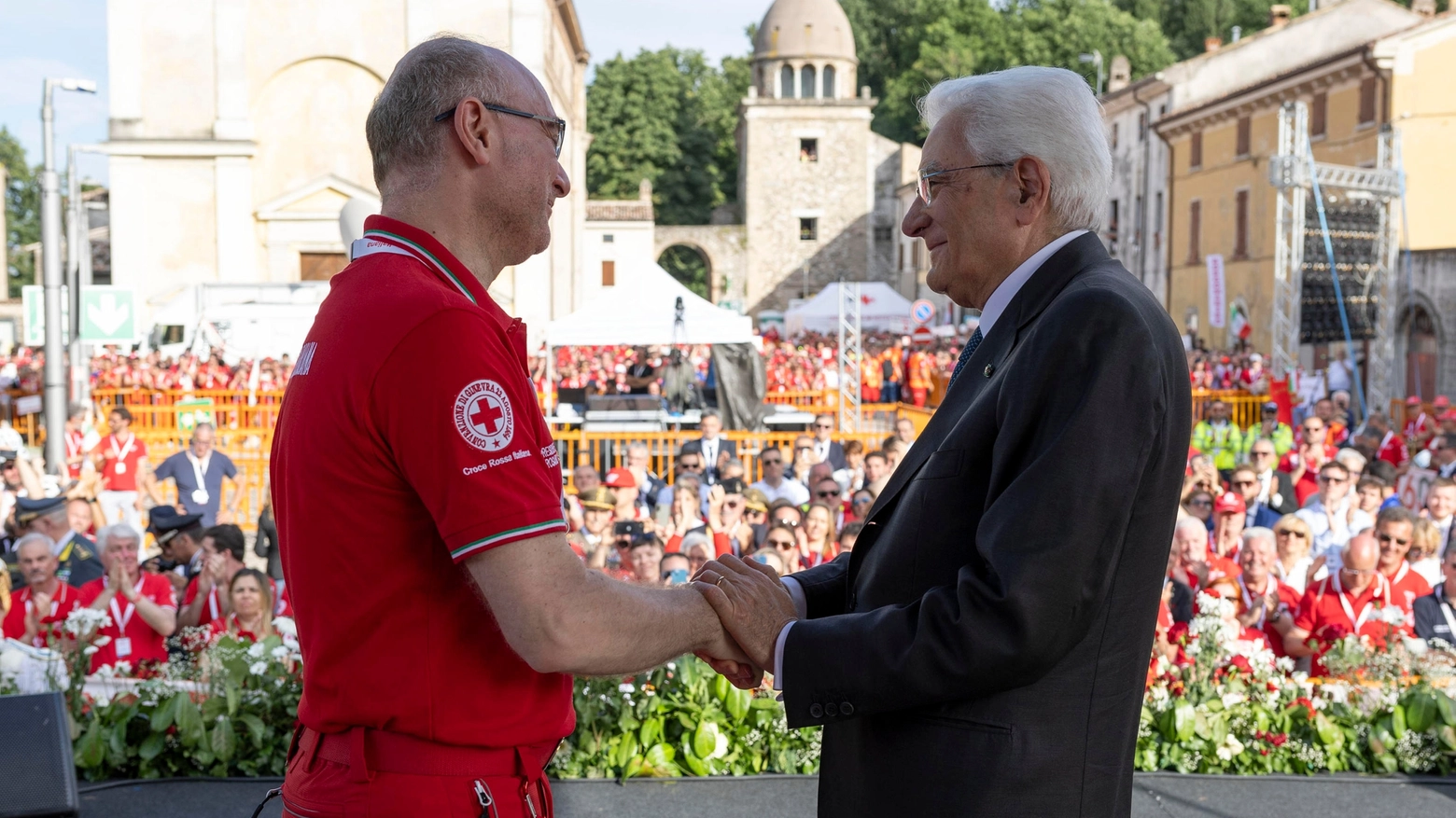 Il presidente della Repubblica, Sergio Mattarella, a Solferino in occasione dei 160 anni della Croce rossa con il presidente Rosario Valastro