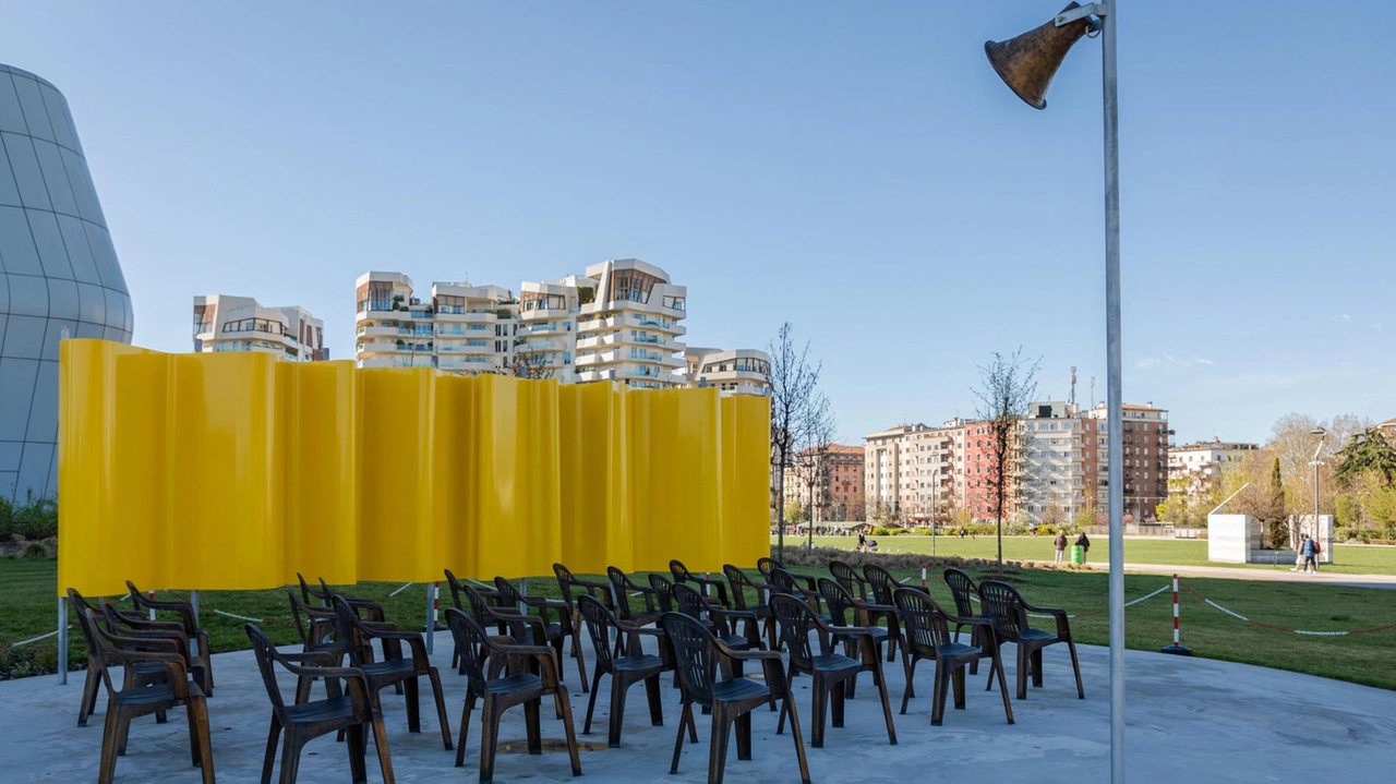 “Sundown” è l’installazione firmata da Liliana Moro, nel Parco di arte contemporanea tra i grattacieli di CityLife Al centro un simbolo:...