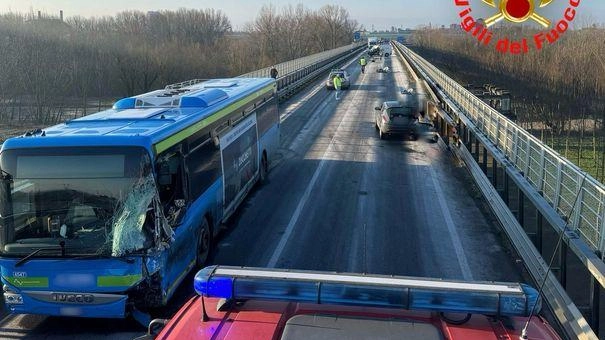 Prima la collisione violenta tra il bus e il furgone poi quella tra due vetture Il “colpevole“ potrebbe essere stato il ghiaccio