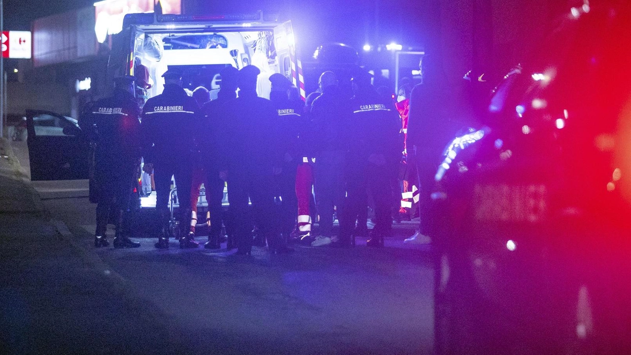 I carabinieri intervenuti la notte tra venerdì e sabato a Garbagnate dopo la sparatoria in cui è rimasto ucciso Hakaj Dritan, 46 anni