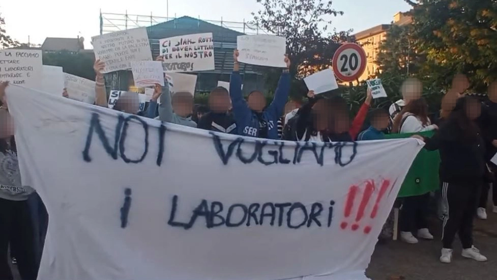 Una protesta degli studenti dell’istituto professionale Verri di Busto Arsizio (Varese)