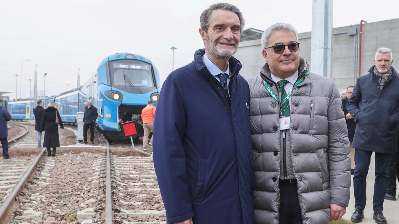 Attilio Fontana (s), presidente Regione Lombardia, e Andrea Severini, nuovo amministratore delegato Trenord, alla presentazione del primo treno a idrogeno italiano alla stazione di Rovato, Brescia, 13 febbraio 2025. Ansa/Filippo Venezia