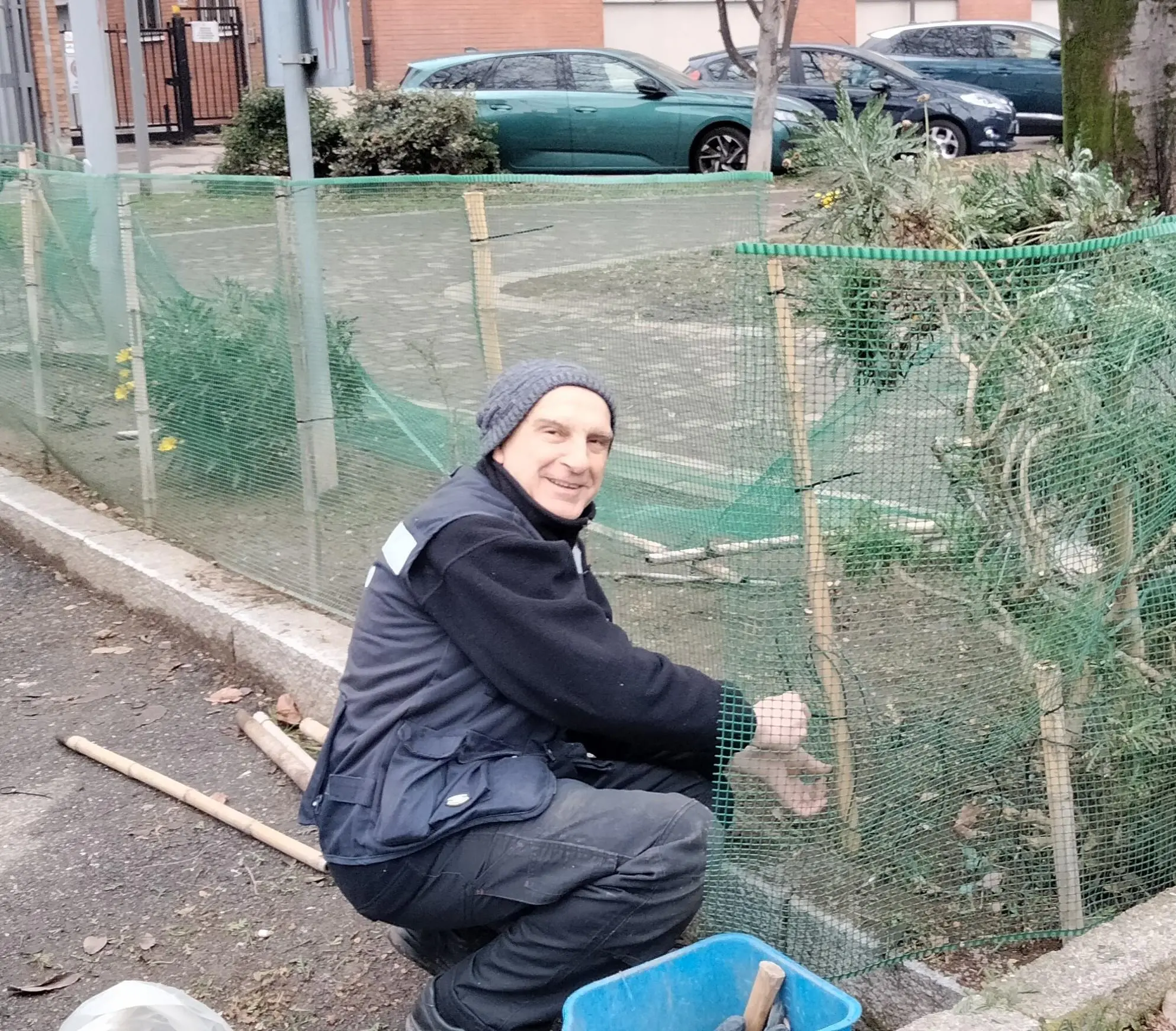 Paletti e recinzione divelti: ennesimo atto di vandalismo