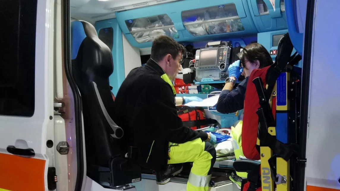 Botte tra marocchini davanti a locale etnico a Robbio: due feriti con tagli e lesioni. Carabinieri indagano per reato di rissa. Feriti non gravi.