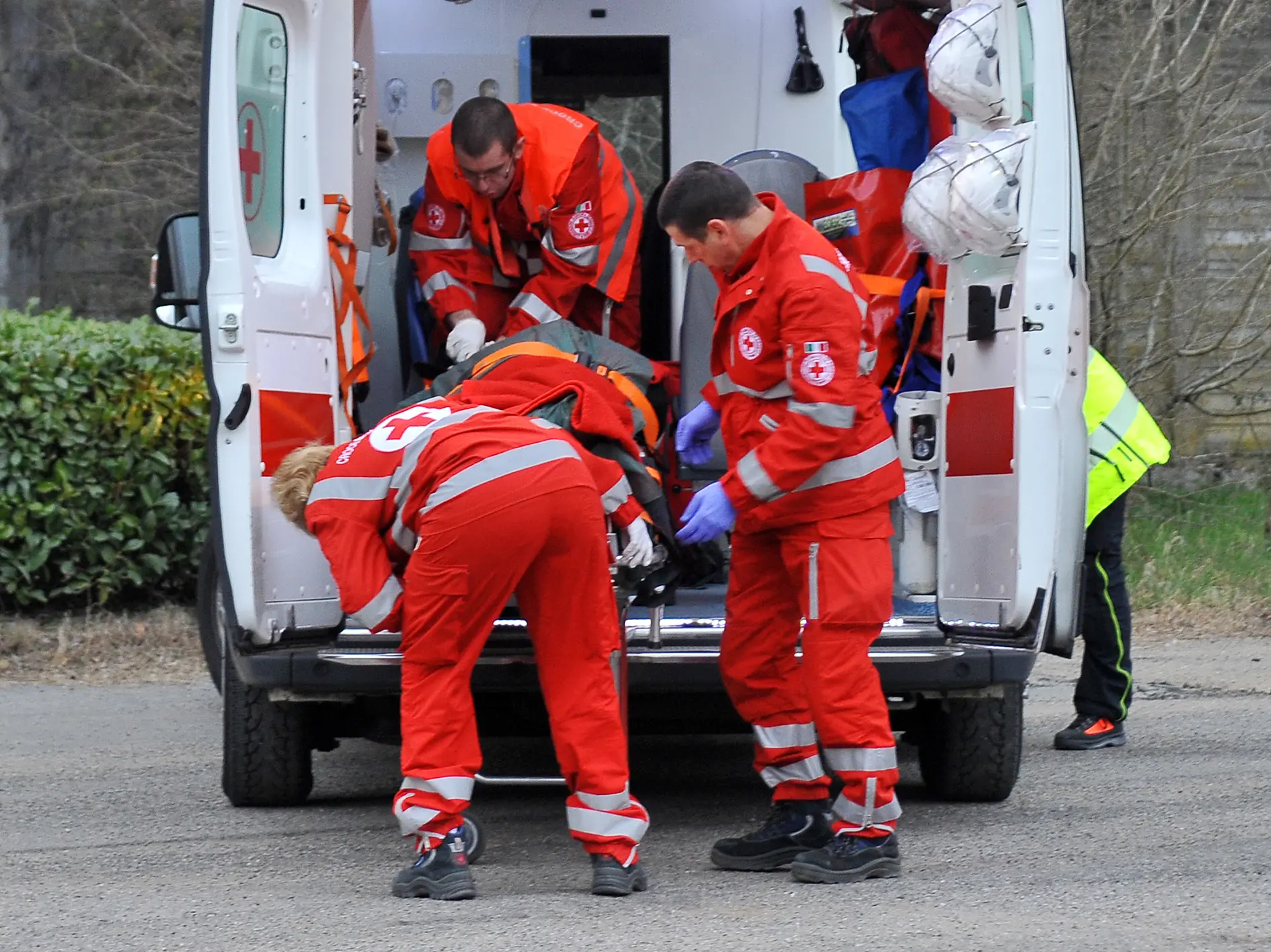 Incidente sul lavoro nel Cremonese, colpito alla testa dal gancio della carrucola in un allevamento di polli