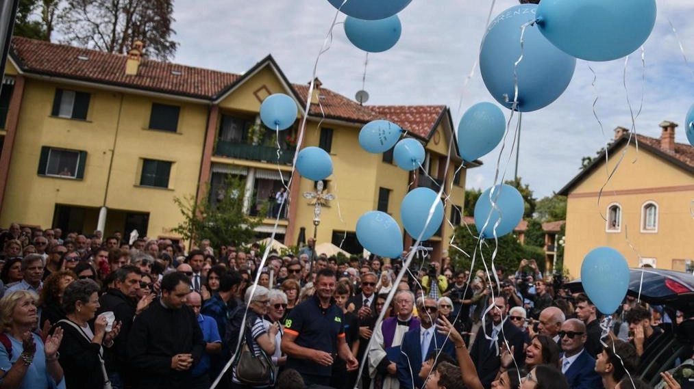 Alla fine del funerale di Lorenzo, Daniela e Fabio, gli amici e i compagni di scuola hanno lanciato in cielo dei palloncini azzurri con alcuni messaggi