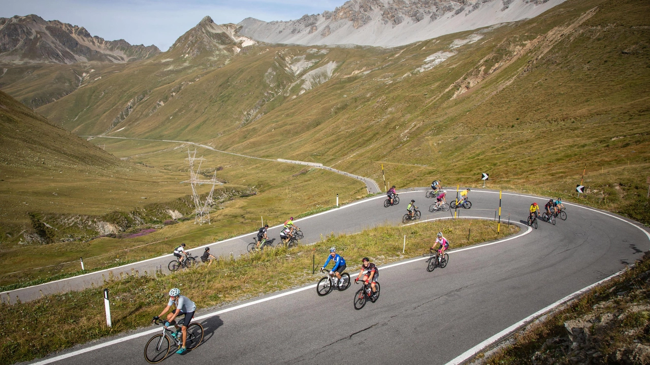 La tradizionale Scalata Cima Coppi ha previsto quest’anno la chiusura al traffico motorizzato dei versanti lombardo altoatesino e svizzero