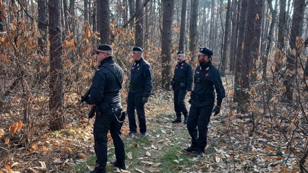 I rilievi dei carabinieri nella notte lungo la strada di campagna a Cisliano. Il cadavere era vicino al fosso, accanto all’asfalto