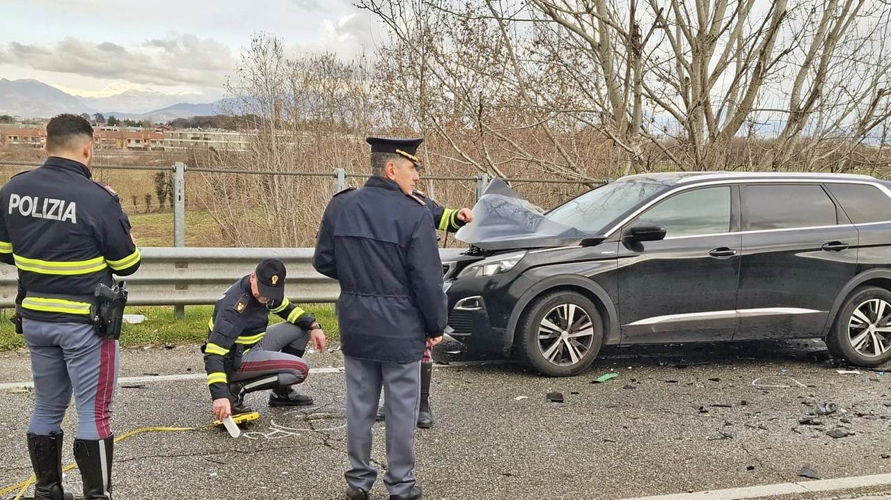 I rilievi della polizia strada sul luogo dell’incidente avvenuto intorno alle 13,30 sulla tangenziale