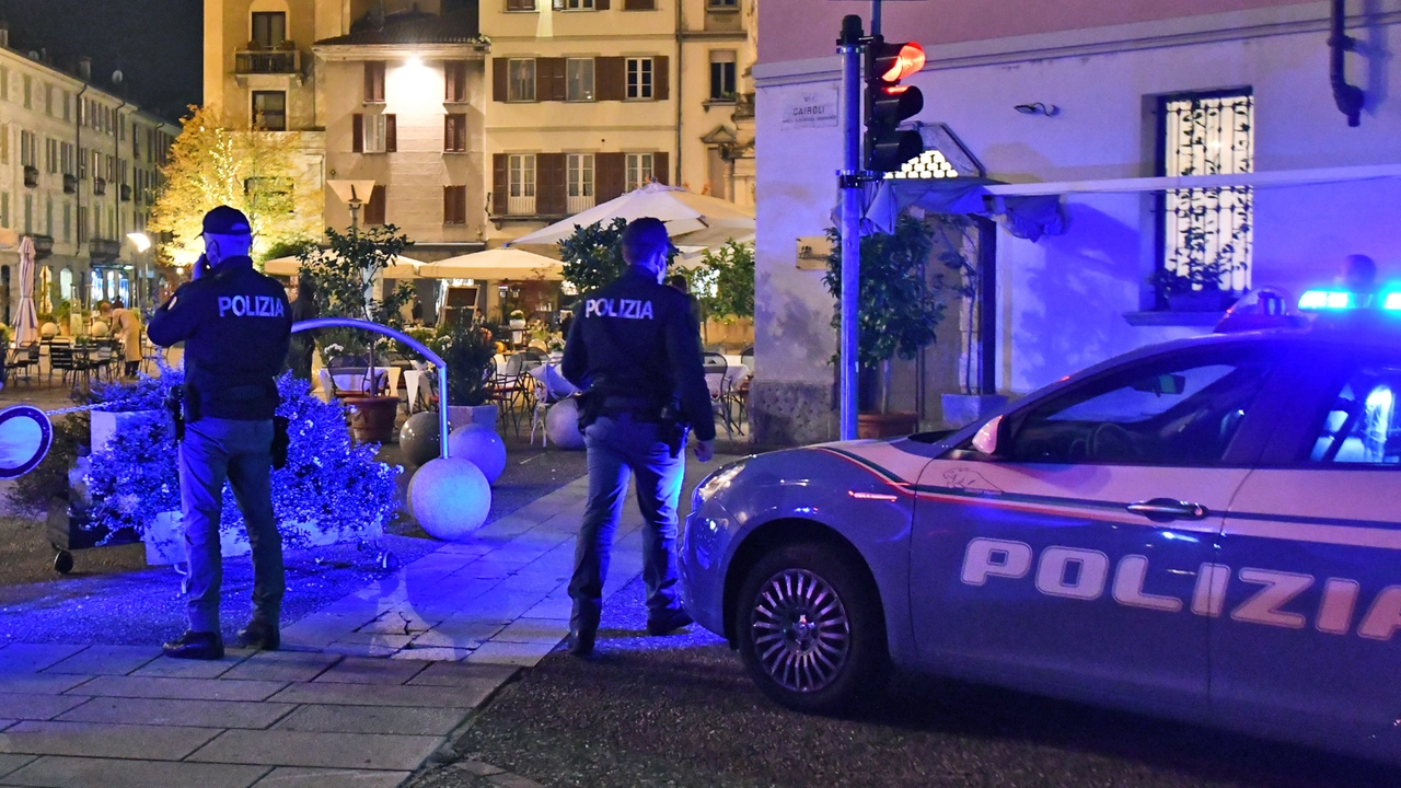 Controlli della polizia in piazza Volta a Como