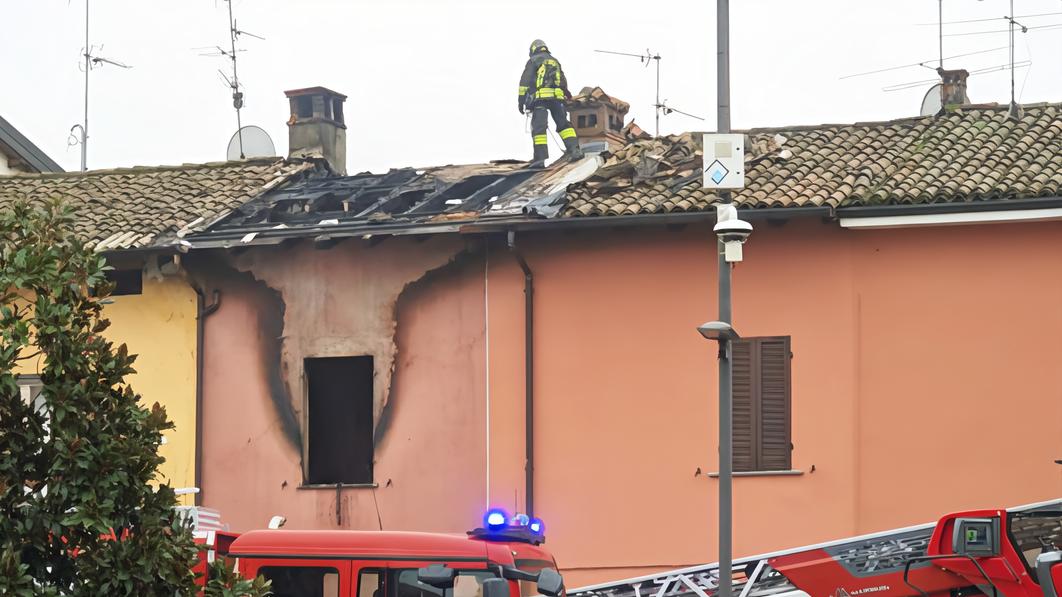 Incendio divampa all’alba. Pensionata disabile salvata. Tre le abitazioni inagibili