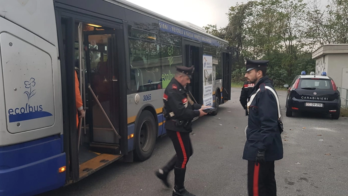 L’aggressione è avvenuta alle 8 alla fermata dei bus in viale Brianza a Carate