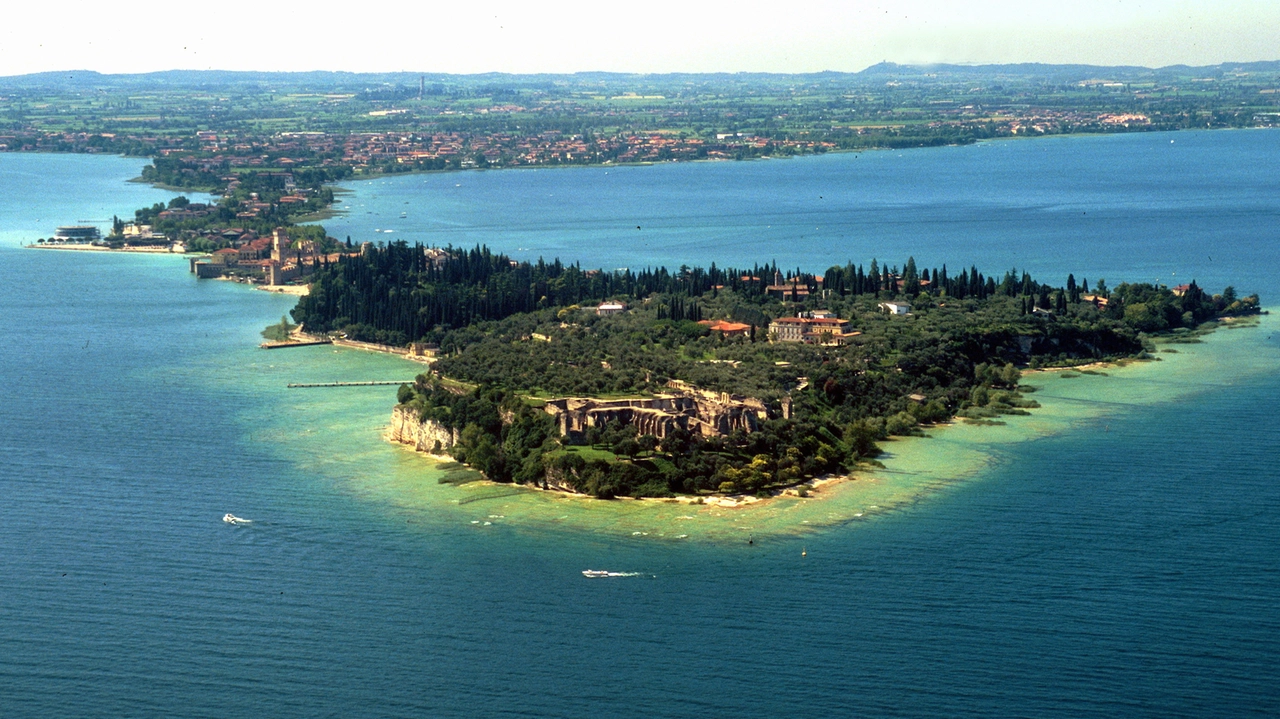 La pista ciclopedonale di Limone del Garda, il Lido delle Grotte di Sirmione (sopra) e una veduta di Bellagio sul lago di Como (a destra)