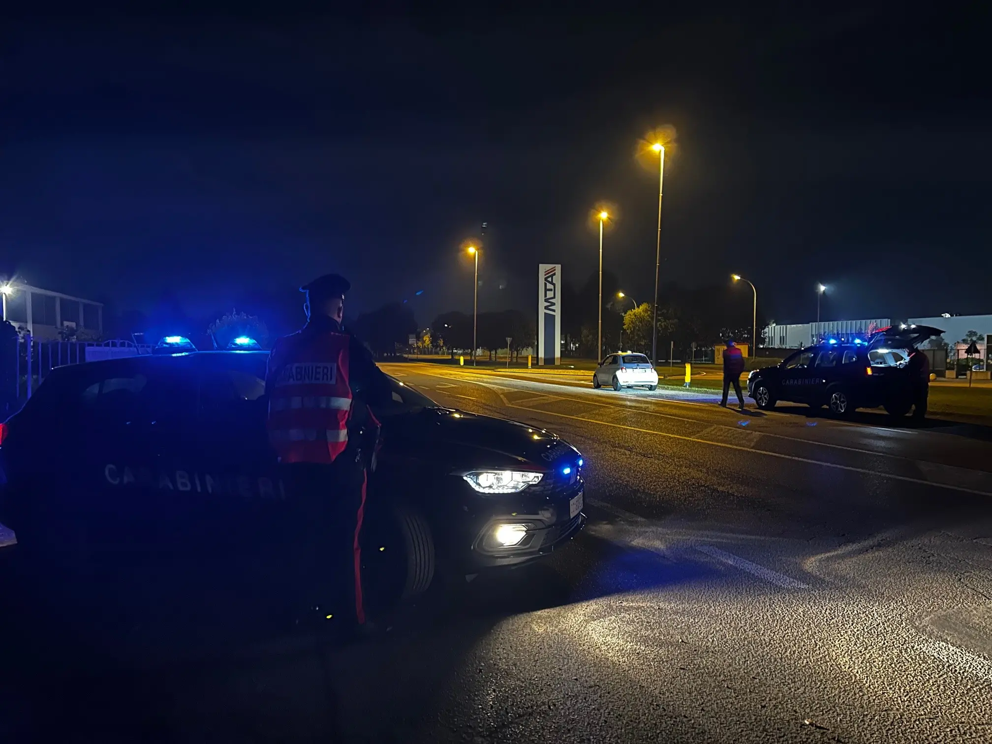 Codogno, in quattro scendono dall’auto e massacrano con calci e pugni un 37enne lasciandolo sanguinante in strada