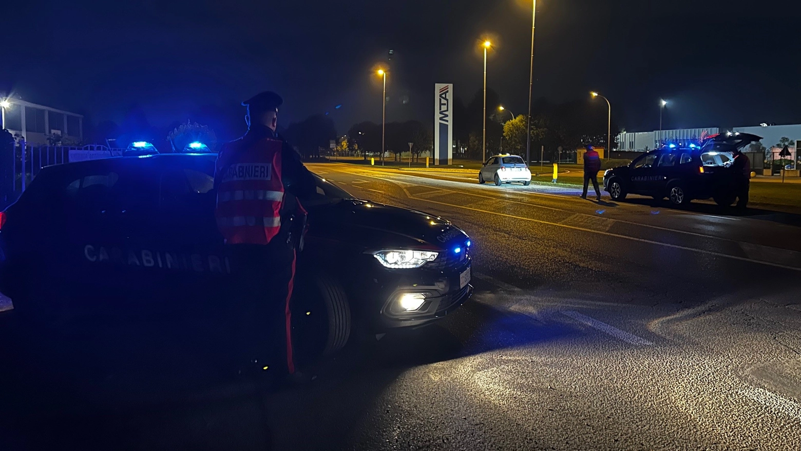 Alcuni di un bar vicino al luogo dell’aggressione sono usciti per capire cosa fosse successo e hanno dato l'allarme. Indagano i carabinieri