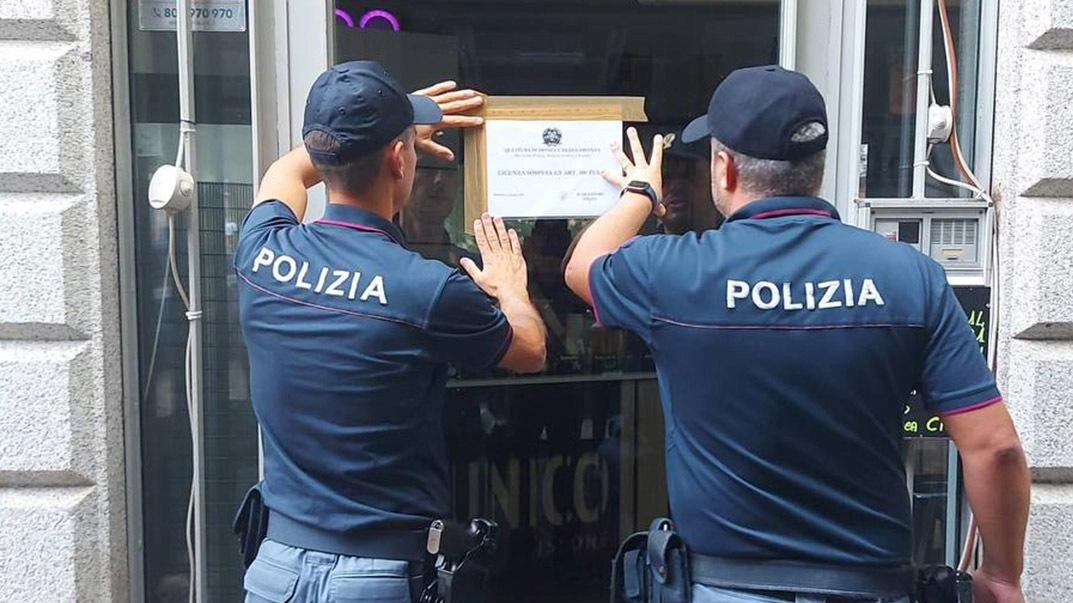 La polizia chiude un locale (Archivio)