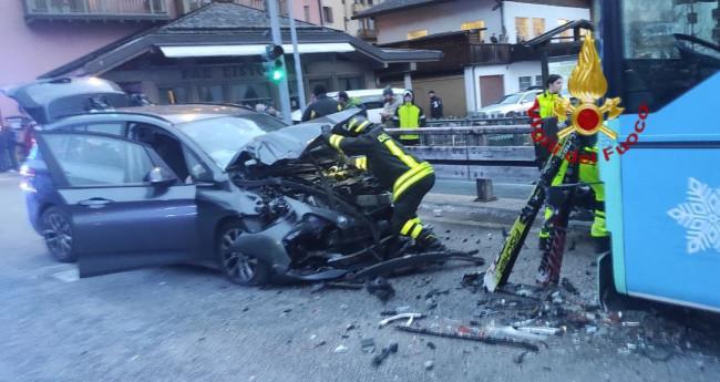 Incidente ad Alleghe, scontro tra un’auto e uno skibus: gravissima 23enne milanese