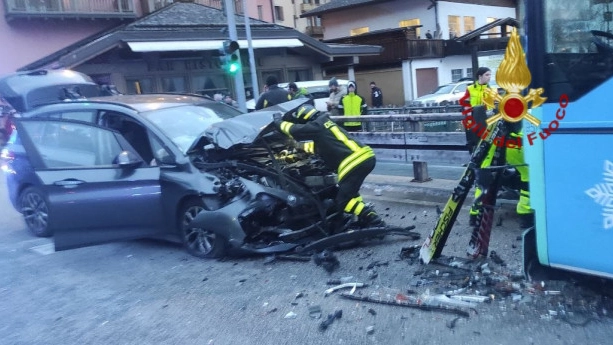 Gravissimo incidente stradale, giovedì pomeriggio verso le 16.30, ad Alleghe, in provincia di Belluno, in Veneto (Foto vigili del fuoco)