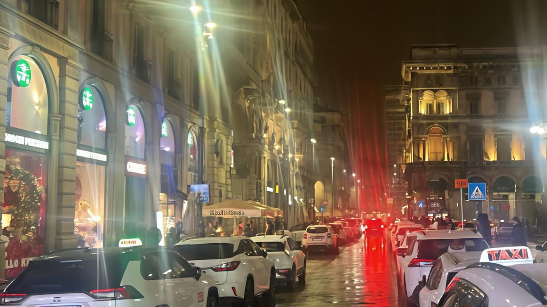 Alta tensione in centro. La notte dei tassisti in presidio anti ncc ai posteggi del Duomo