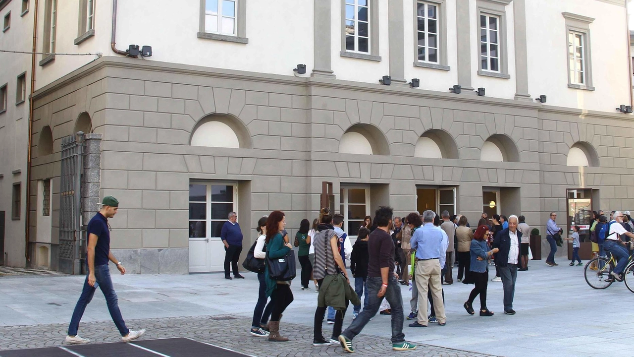 Il teatro venne disegnato dall’architetto Canonica uno dei più noti del primo Ottocento La costruzione venne finanziata dai notabili locali del tempo