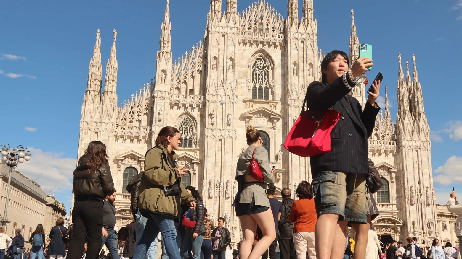 Il sindaco Sala si gode i numeri in crescita: l'idea di una città chiusa per ferie non c'è più. E lancia l’ipotesi: aumentare tassa di soggiorno ma solo per gli hotel a 4 o 5 stelle