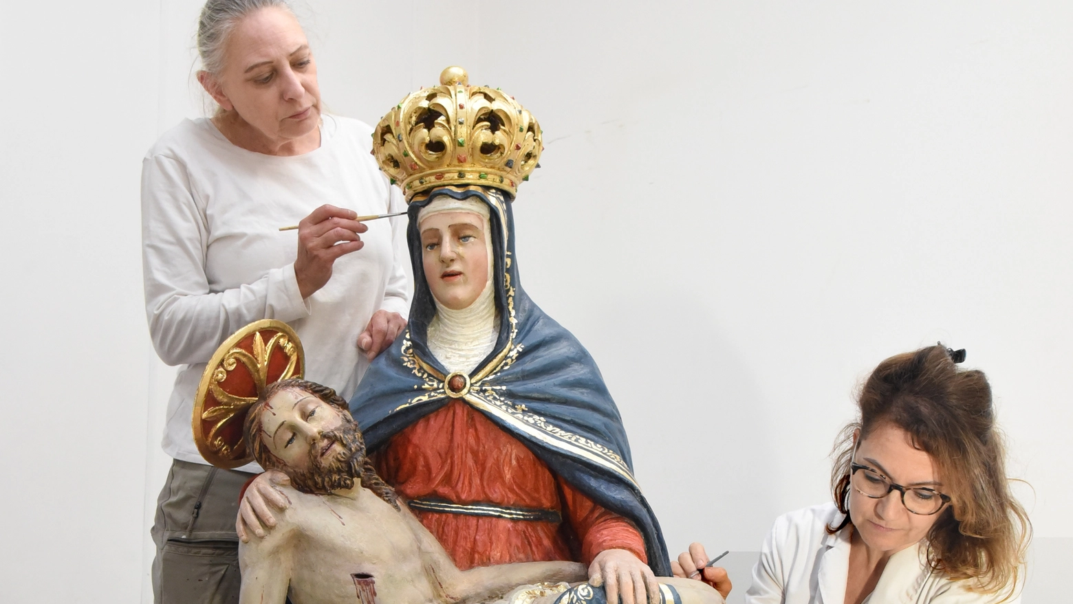 Gli ultimi ritocchi a conclusione dell'intervento sulla statua della Madonna Addolorata