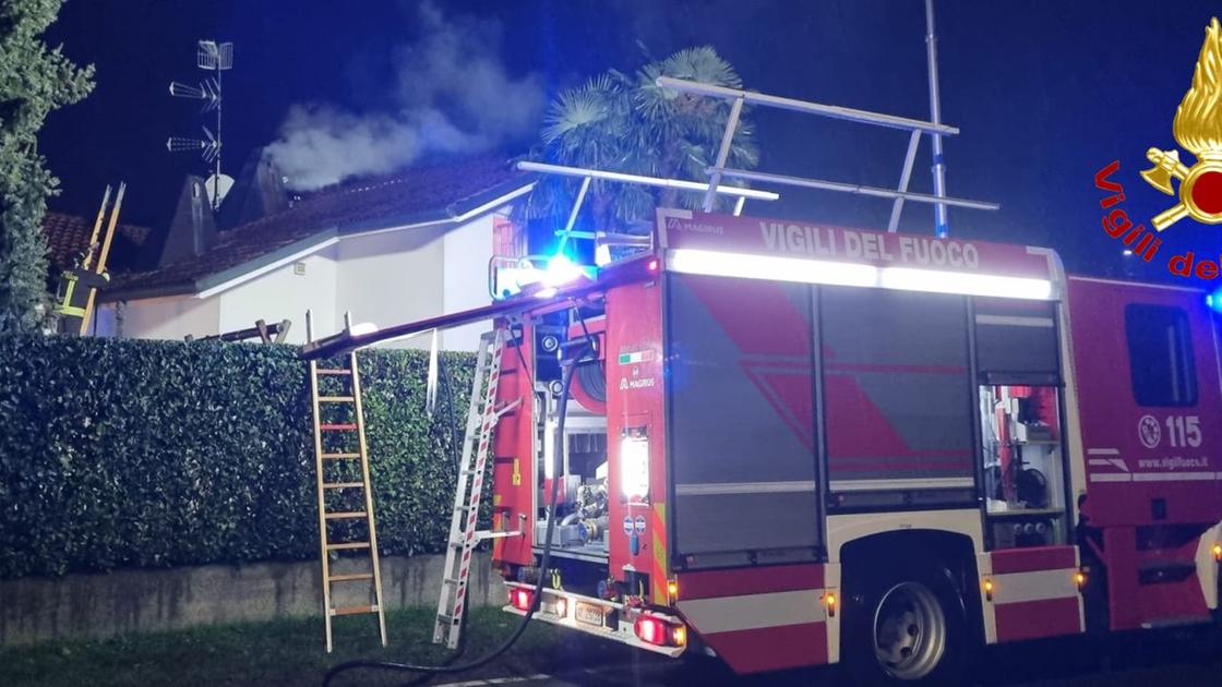 A fuoco la canna fumaria e un box a Samarate e a Varese: pompieri al lavoro