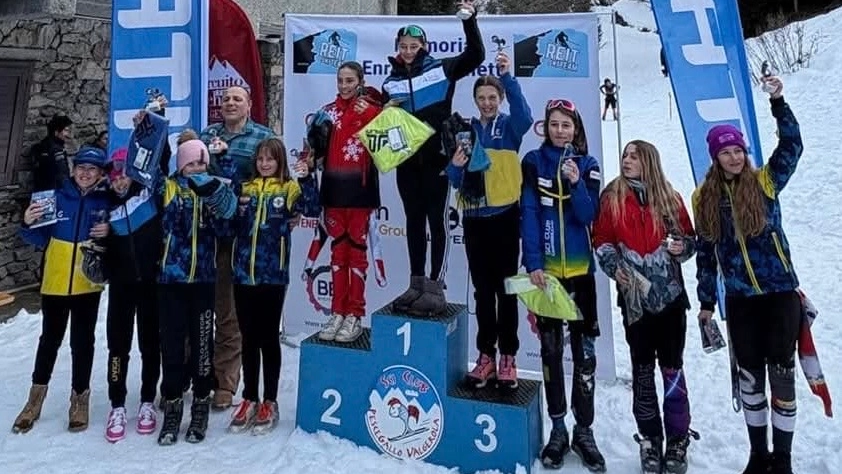 Le ragazze sul podio dopo le prove sportive