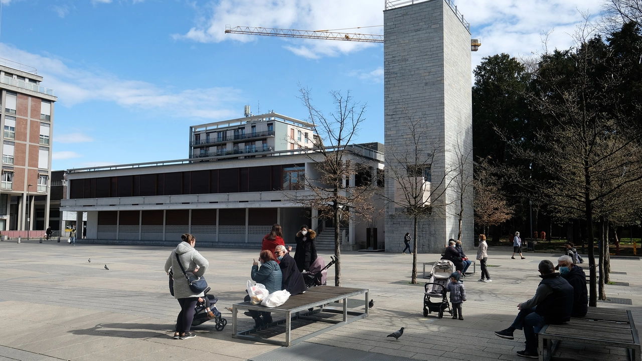 A sinistra, la piazza pedonale su cui si affaccia Palazzo Terragni, gioiello dell’arte razionalista Sopra, il Museo di Arte Contemporanea. Sotto, la biblioteca con la sezione dedicata a legno e design