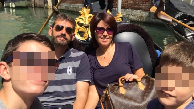 Foto di famiglia in vacanza a Venezia su una gondola