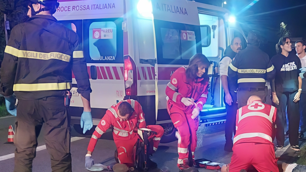 La vittima è stata a lungo rianimata sul ciglio della strada, ma non è bastato